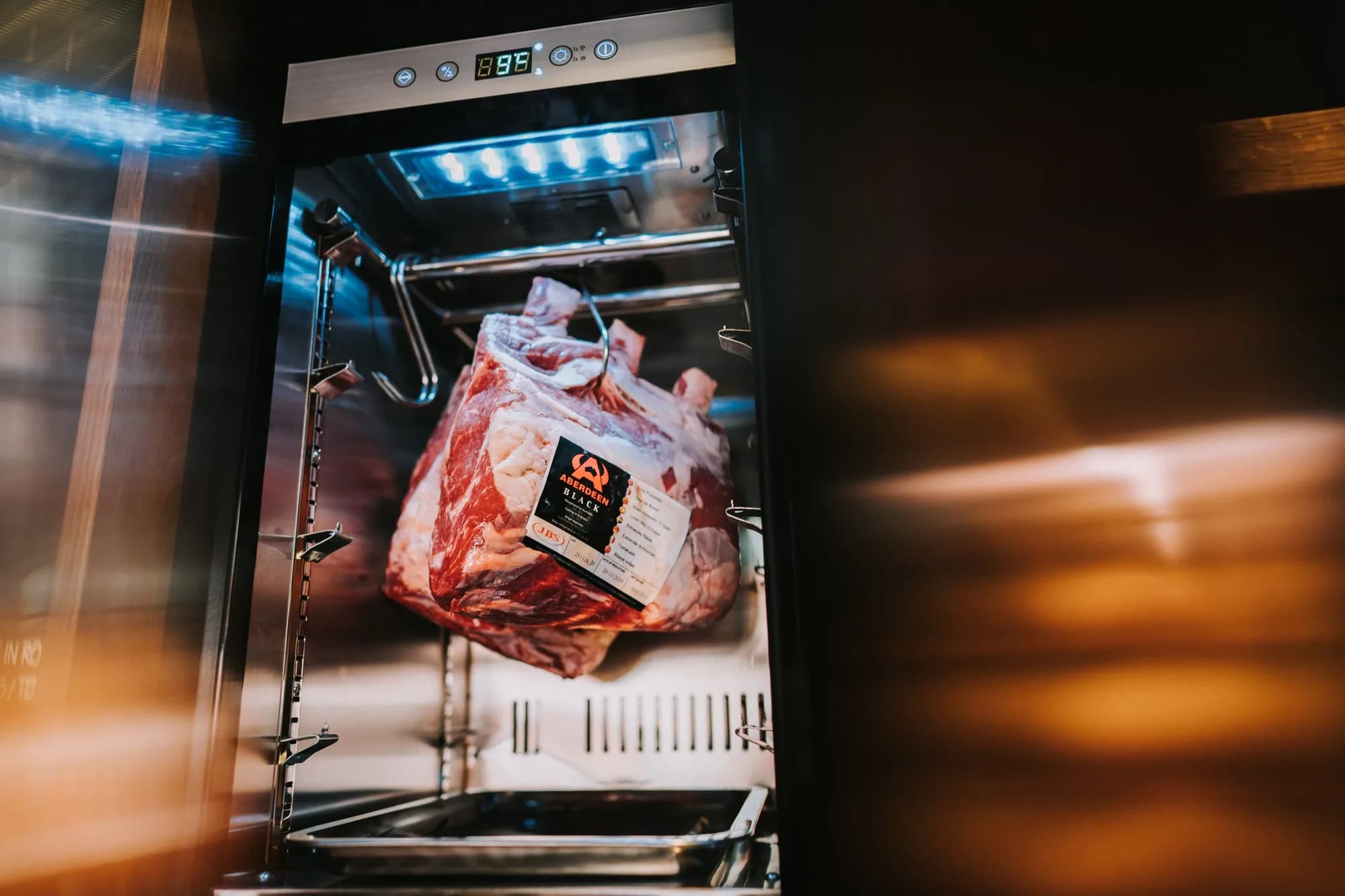 Rinderrücken im Reifeschrank, am Haken hängend