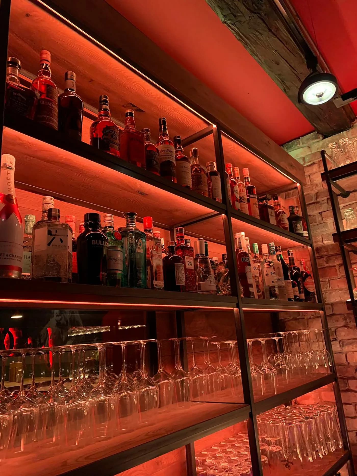 Die Bar mit Whisky, Gin und Champagner im roten Licht