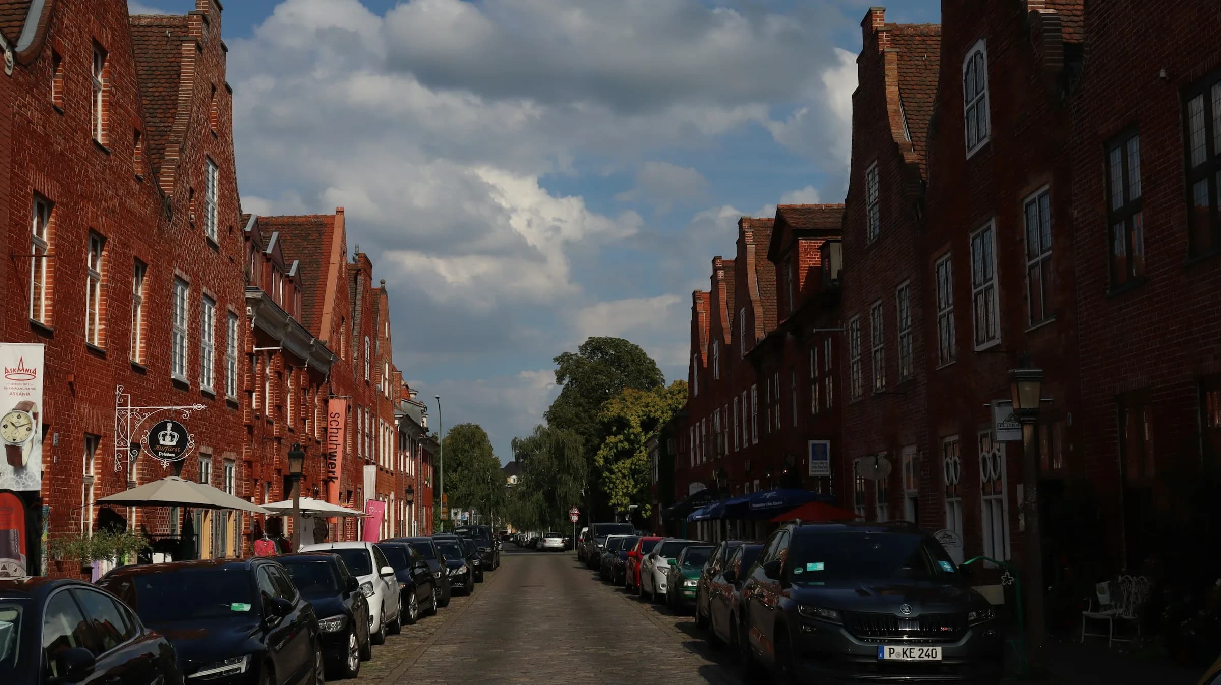 Backsteinhäuser mit geschwungenen Giebeln und Kopfsteinpflaster im Holländischen Viertel in Potsdam